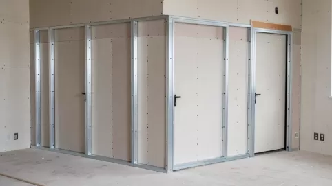budowa ścianki działowej z drzwiami