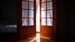 Czym zasłonić szyby w drzwiach pokojowych