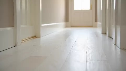 Jak wykończyć panele przy drzwiach wejściowych