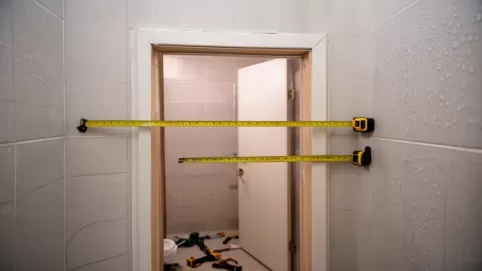 jak zmierzyc drzwi do lazienki