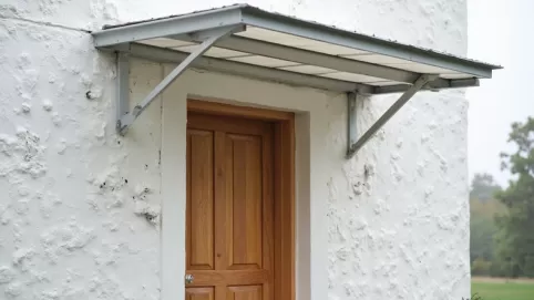 Montaż daszku nad drzwiami na styropianie