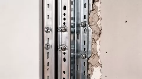 Montaż drzwi do profili UA